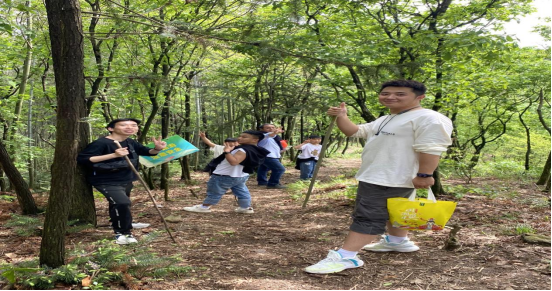 公司开展户外拓展团建活动