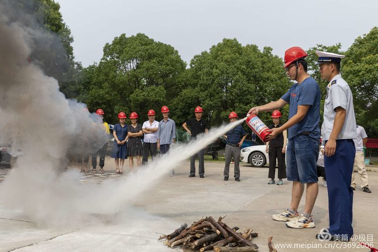 公司开展消防安全培训暨消防演练(图8)