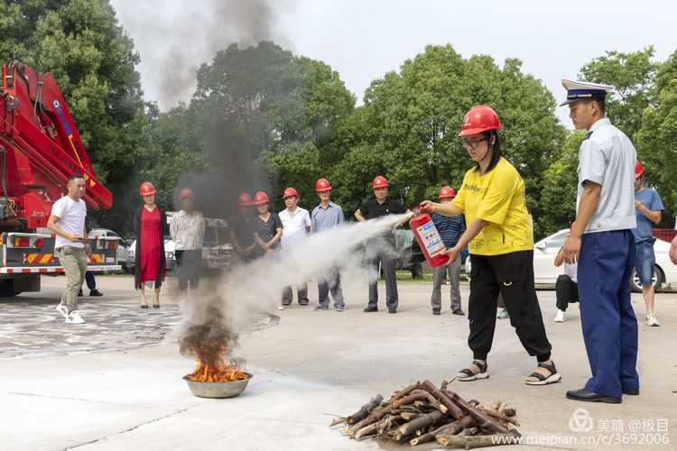 公司开展消防安全培训暨消防演练(图9)
