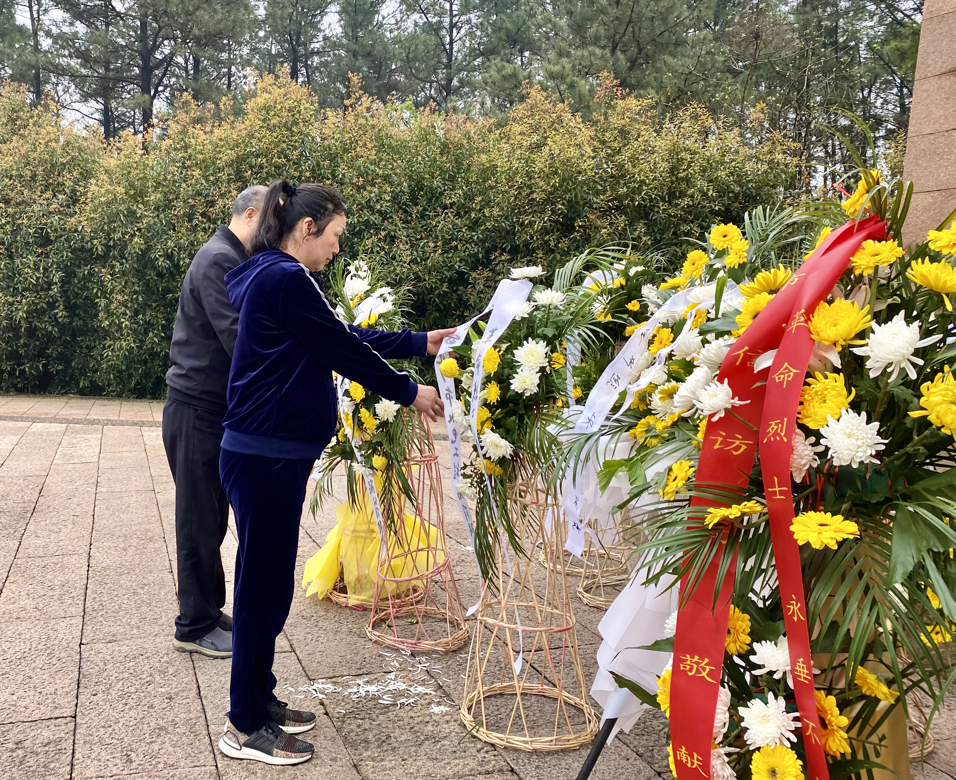 公司开展清明节烈士陵园祭扫活动(图3)