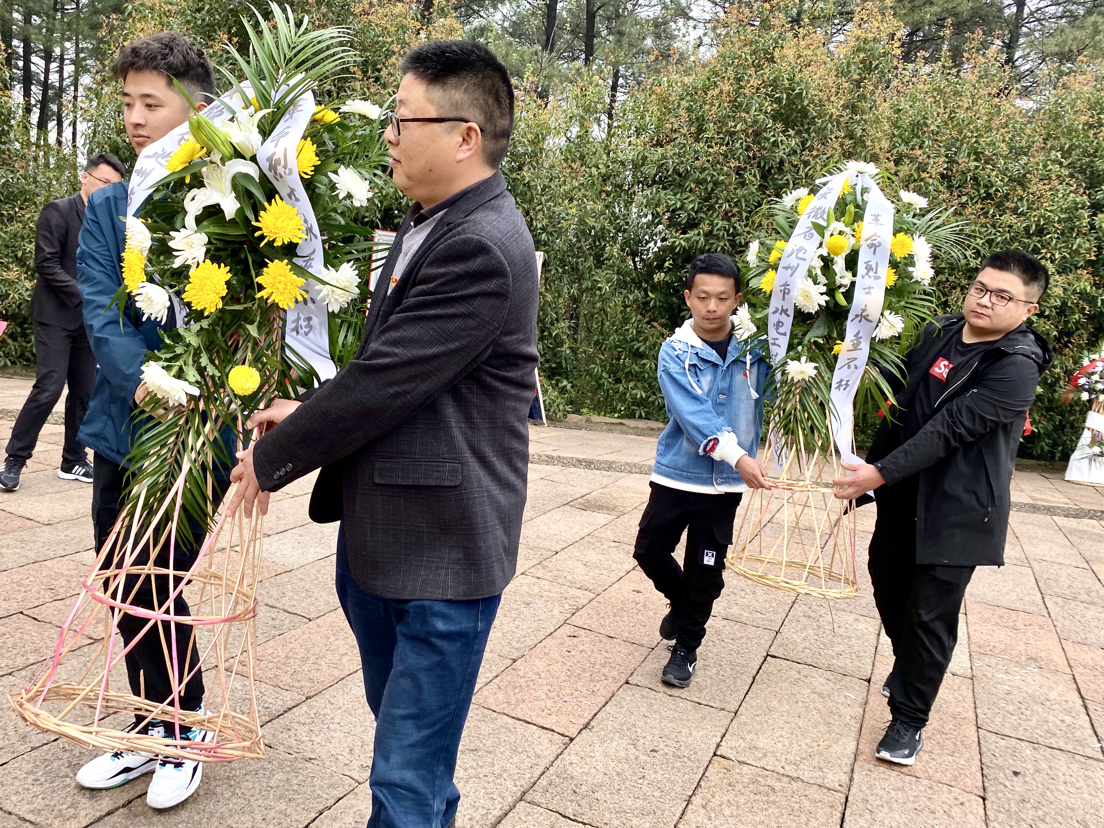 公司开展清明节烈士陵园祭扫活动(图2)