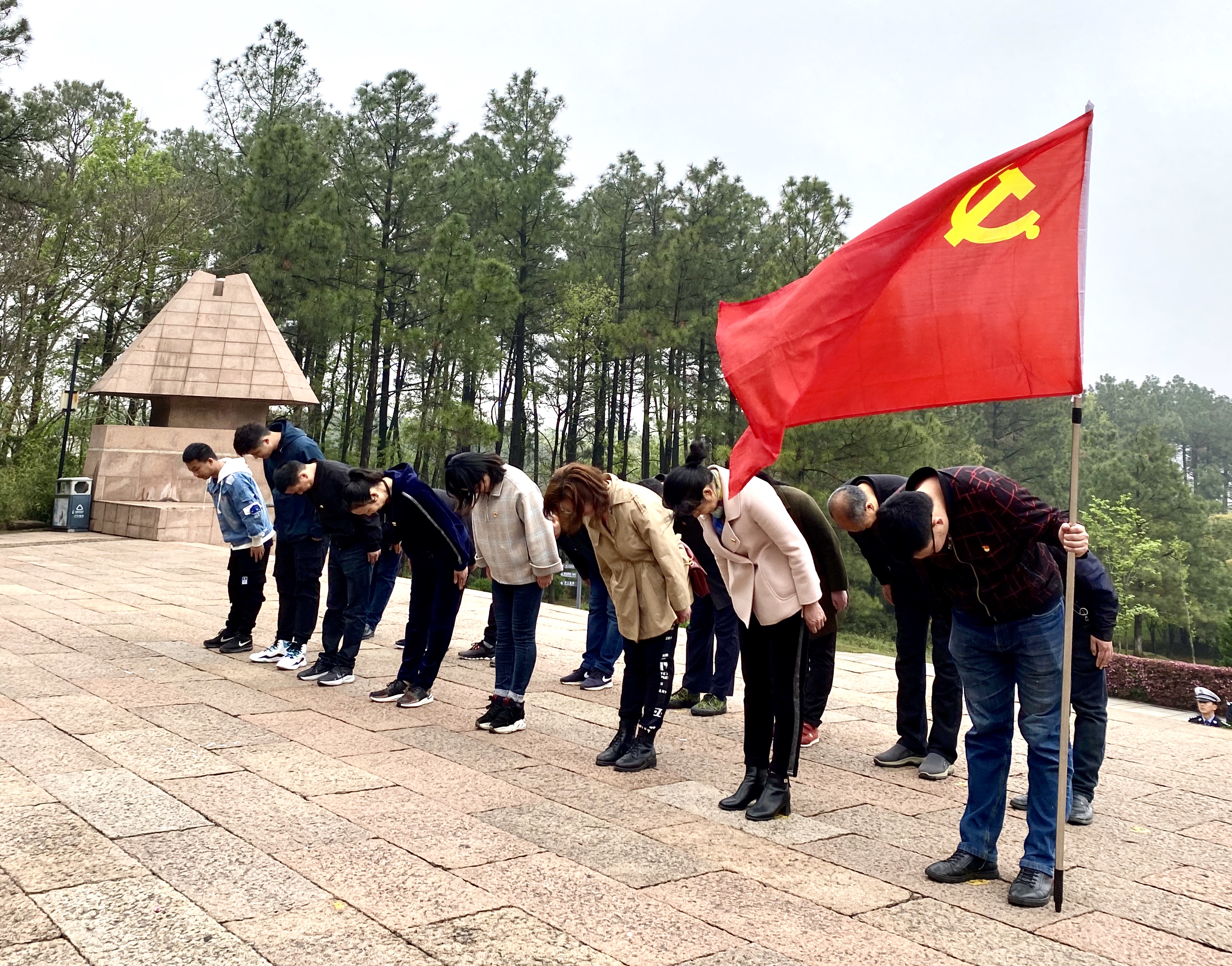 公司开展清明节烈士陵园祭扫活动(图1)