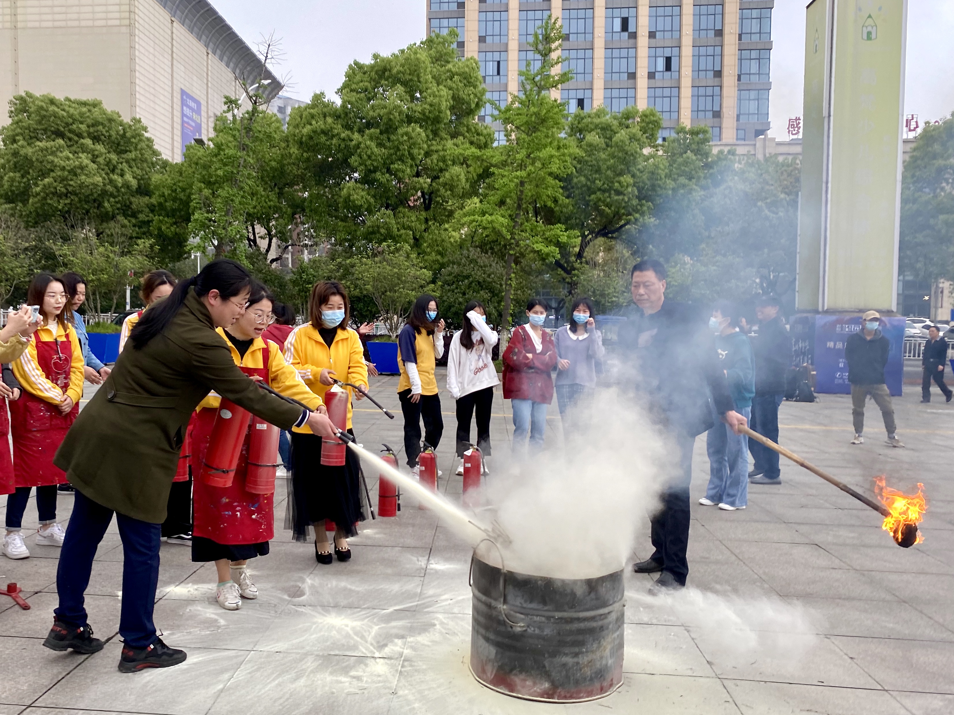 公司组织职工参加物业管理处消防演练(图2)