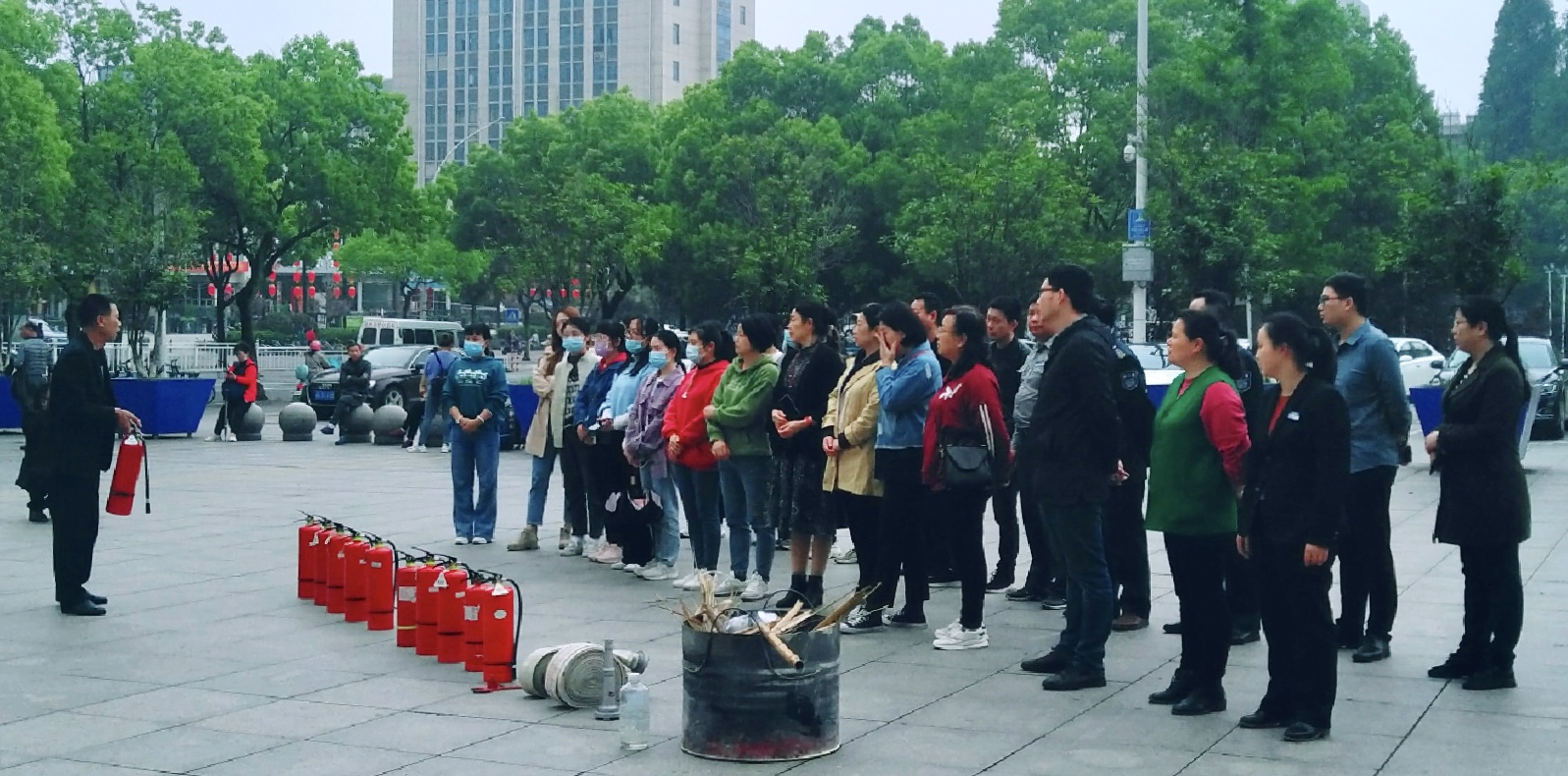公司组织职工参加物业管理处消防演练(图1)