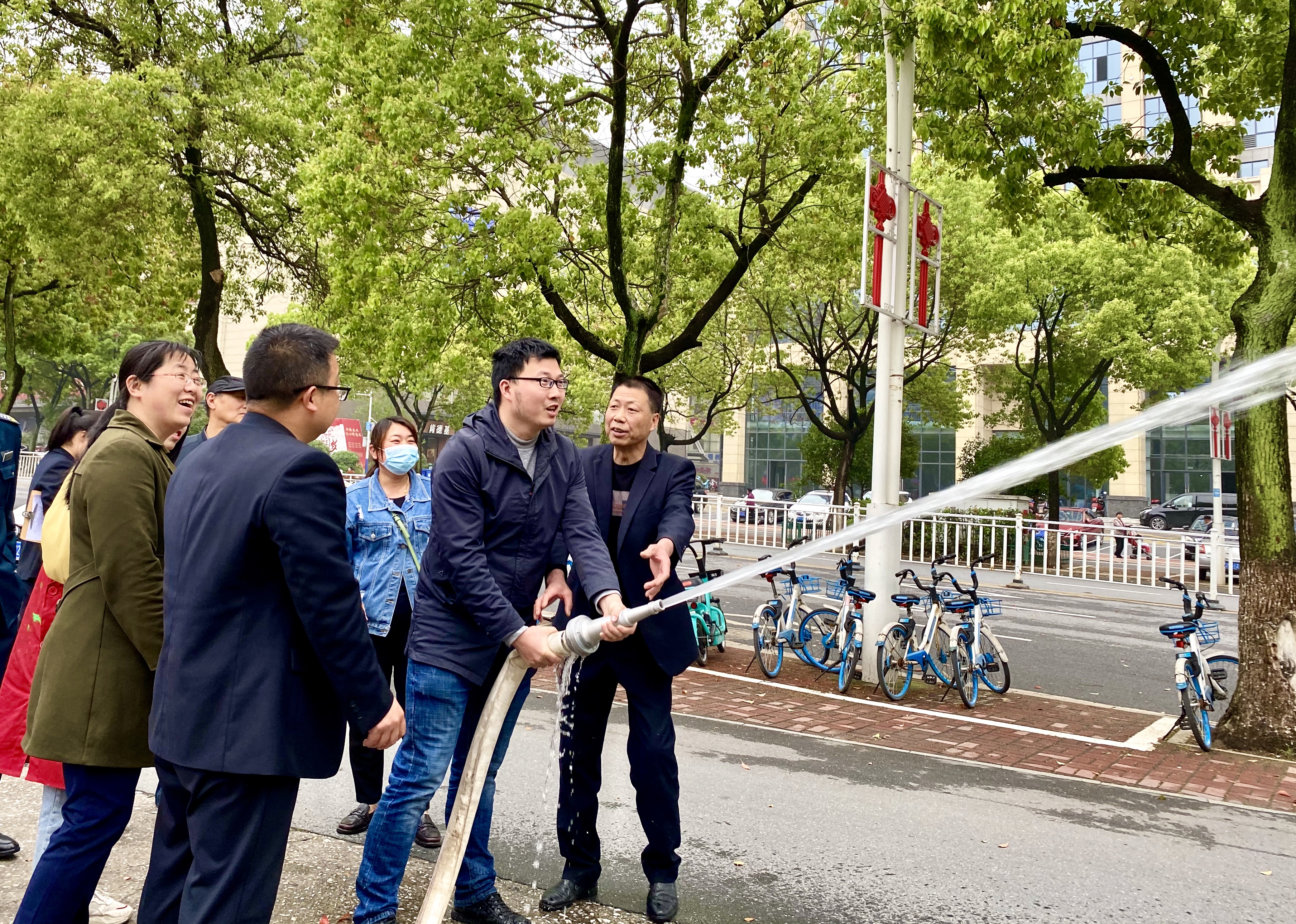 公司组织职工参加物业管理处消防演练(图3)