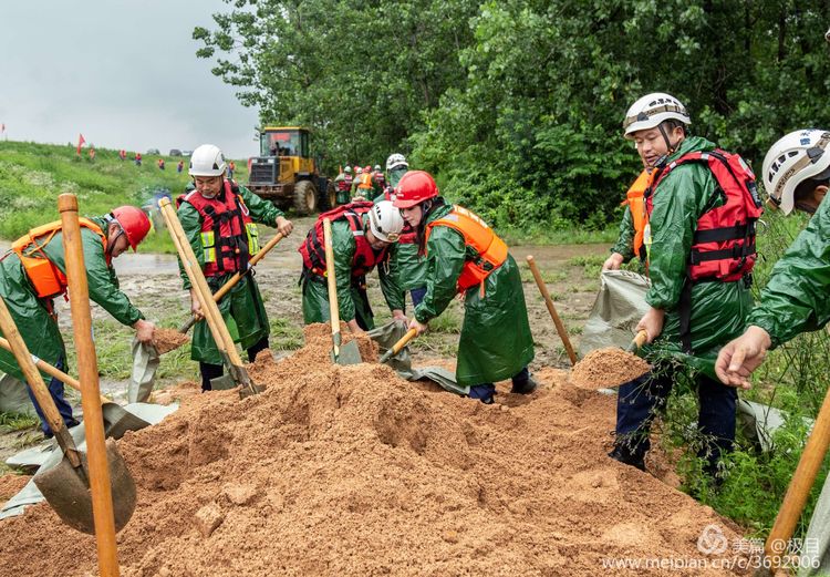 安徽省池州市水电工程局有限公司防汛抢险演练(图8)
