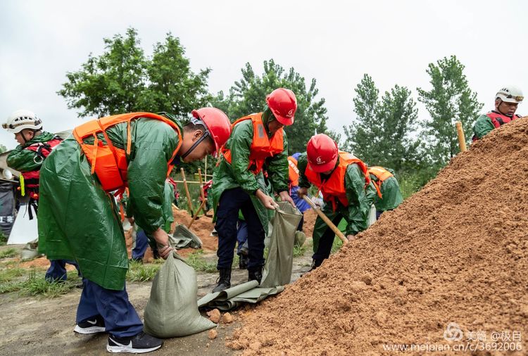 安徽省池州市水电工程局有限公司防汛抢险演练(图7)