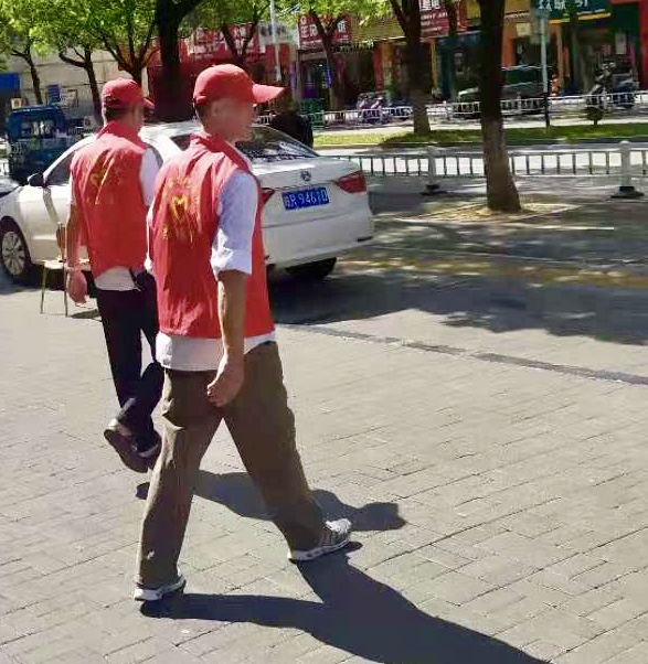 公司组织志愿者参与文明城市创建活动(图1)