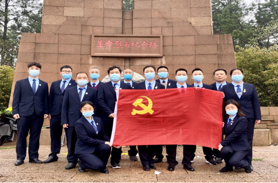 公司开展清明节烈士陵园祭扫活动(图2) 公司开展清明节烈士陵园祭扫活动(图2)